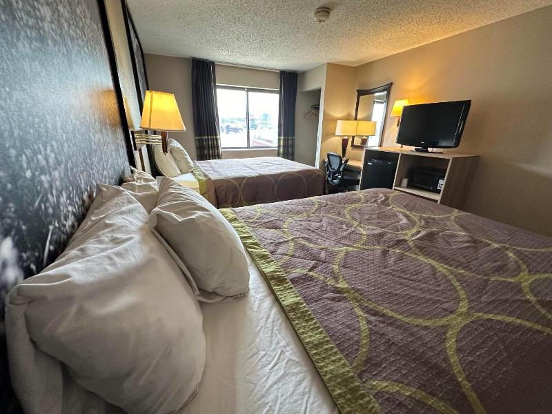 Queen Room with Two Queen Beds - Non-Smoking image 3