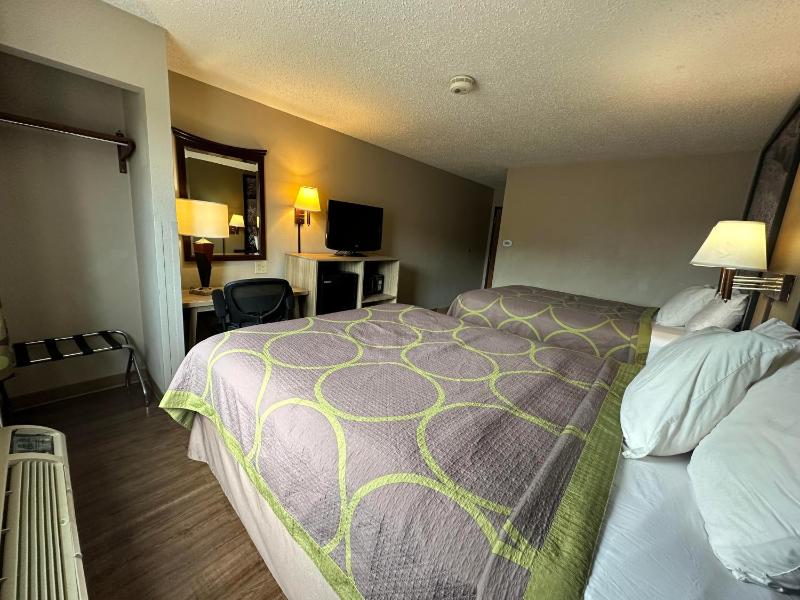 Queen Room with Two Queen Beds - Non-Smoking image 2