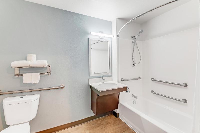 Queen Room  with Tub - Disability Access/Non-Smoking image 1