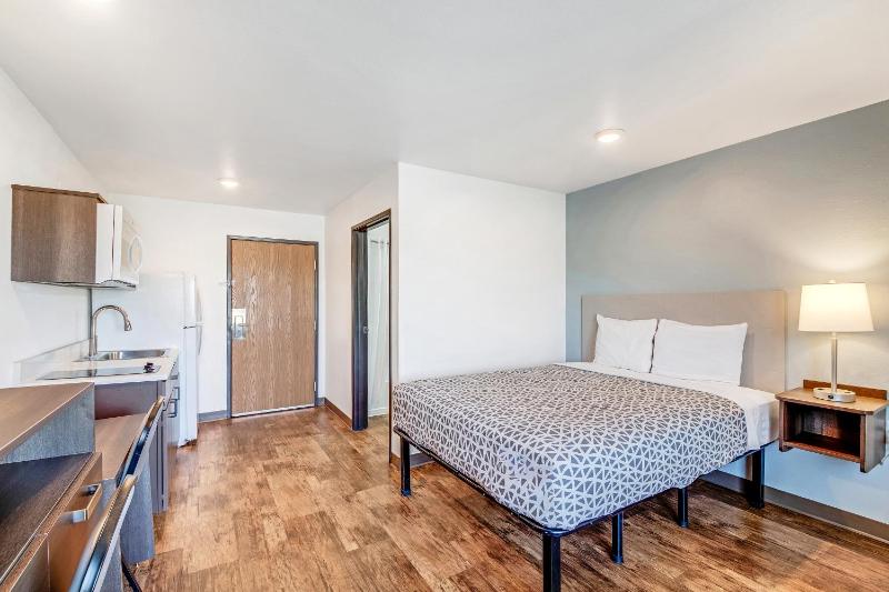 Queen Room  with Roll-In Shower - Disability Access/Non-Smoking image 4