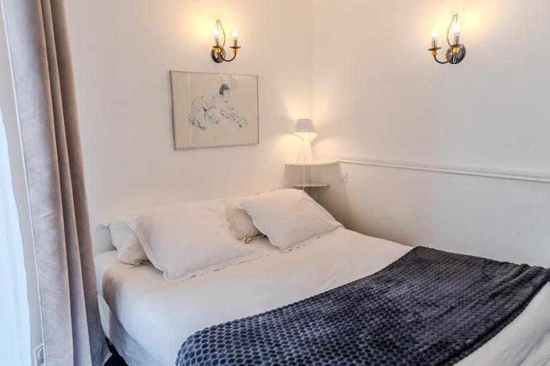 Double Room with Bath image 3