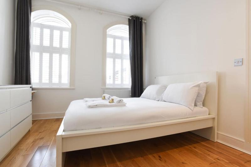 Air Maison - Charming 1-Bedroom Flat in Historic Old Portsmouth - image 13
