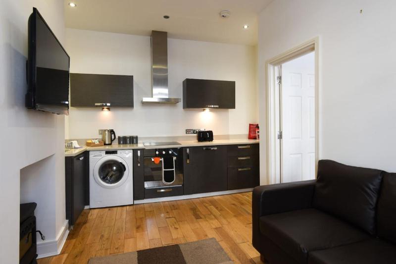 Air Maison - Charming 1-Bedroom Flat in Historic Old Portsmouth - image 29