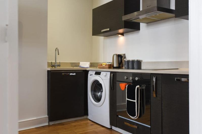 Air Maison - Charming 1-Bedroom Flat in Historic Old Portsmouth - image 31