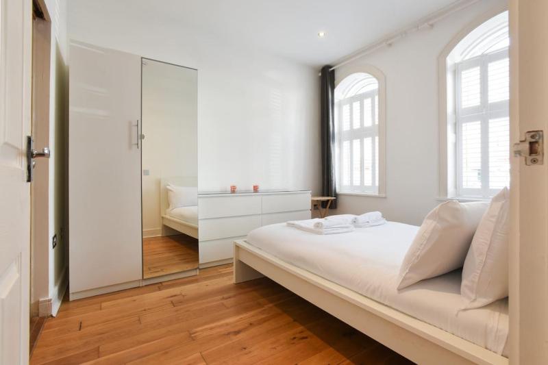 Air Maison - Charming 1-Bedroom Flat in Historic Old Portsmouth - image 14