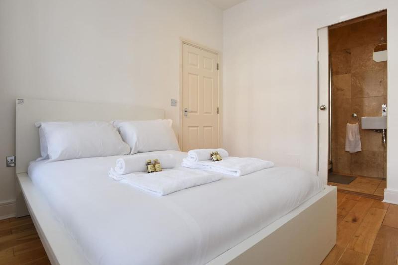 Air Maison - Charming 1-Bedroom Flat in Historic Old Portsmouth - image 28