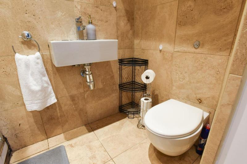 Air Maison - Charming 1-Bedroom Flat in Historic Old Portsmouth - image 42