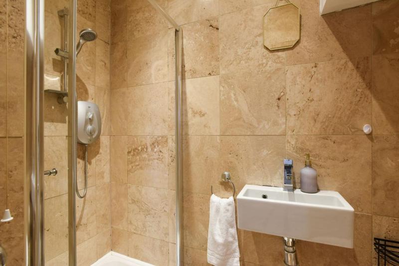 Air Maison - Charming 1-Bedroom Flat in Historic Old Portsmouth - image 34