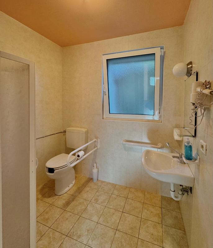 Basic Triple Room image 2