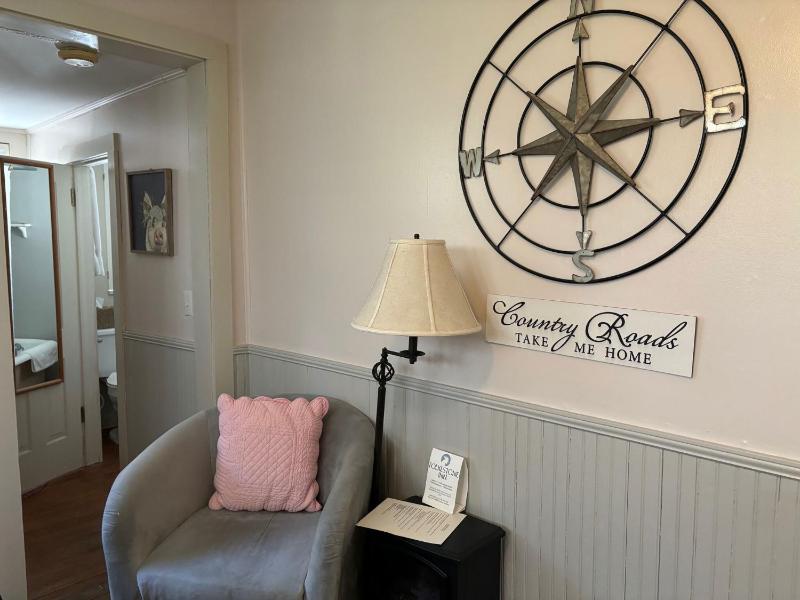 Standard Queen Room image 4