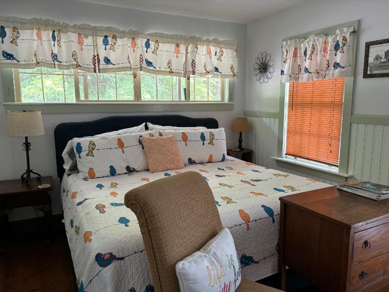 Standard King Room image 2