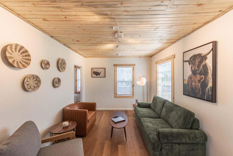 #StayinMyDistrict Brussels Bungalow Images