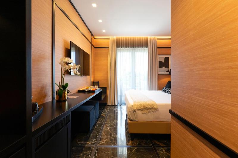 Executive Suite image 2