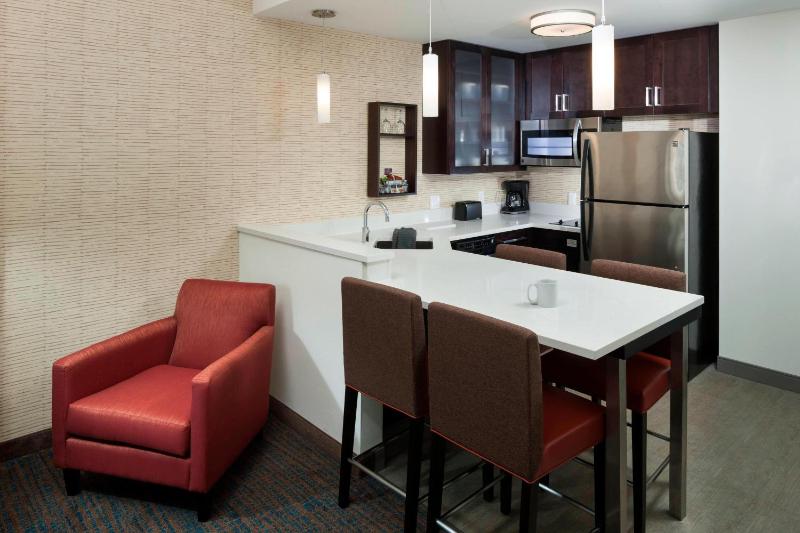 One-Bedroom Suite image 4