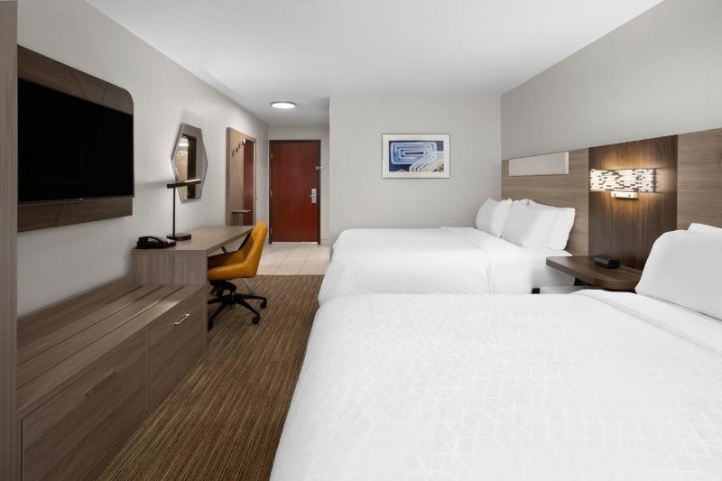 Standard Room with Two Queen Beds image 4