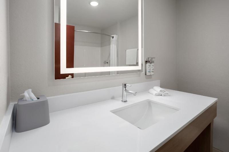 Standard King Room image 4