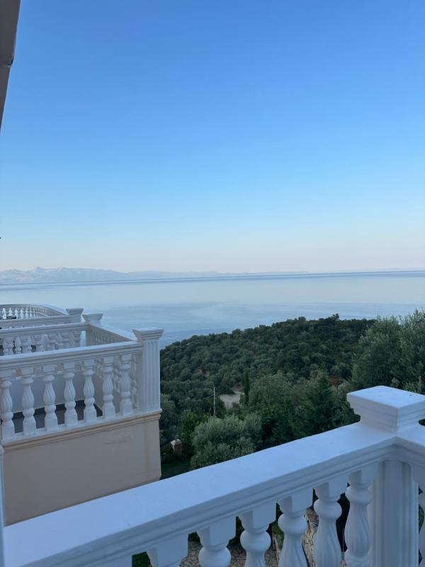 Double Room with Sea View image 4