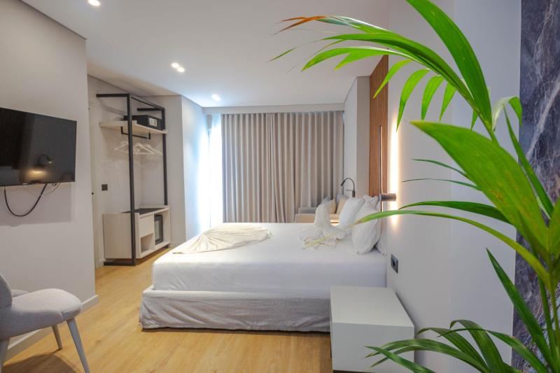 Family Suite with  Balcony and Sea View image 1