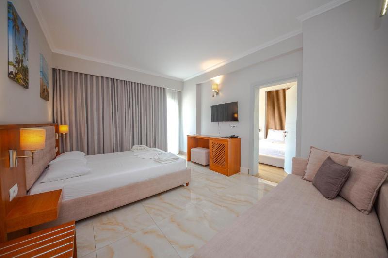Family Suite with  Balcony and Sea View image 4