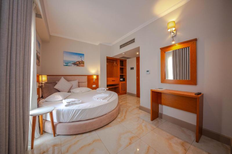 Deluxe Family Suite with Balcony Side Sea View image 4