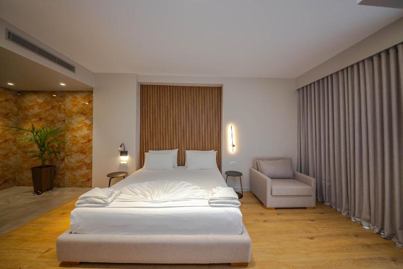 Deluxe Family Suite with Balcony Side Sea View image 1