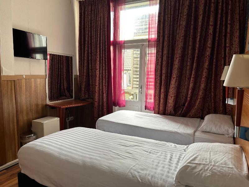 Twin Room with Balcony image 3