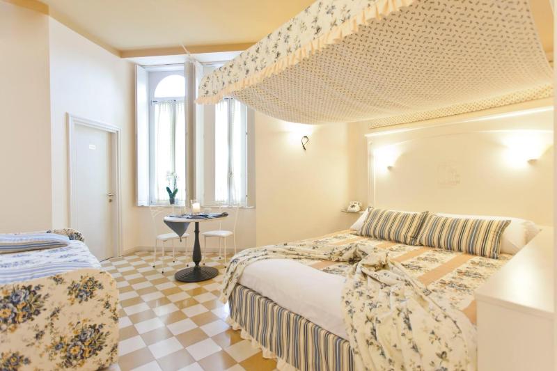 Classic Double Room image 4