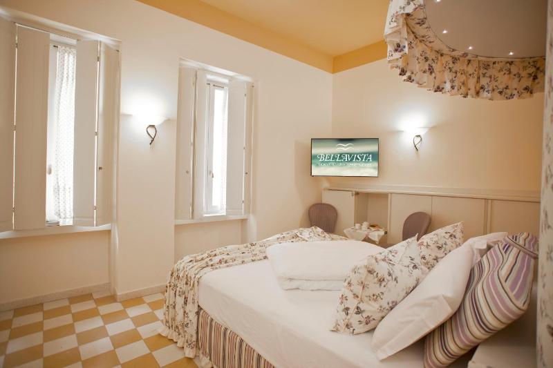 Classic Double Room image 3
