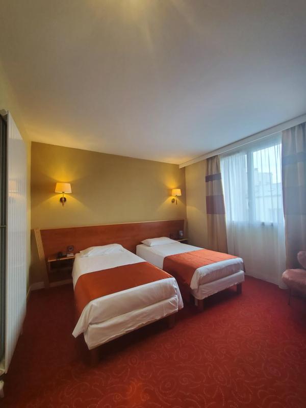 Twin Room image 1