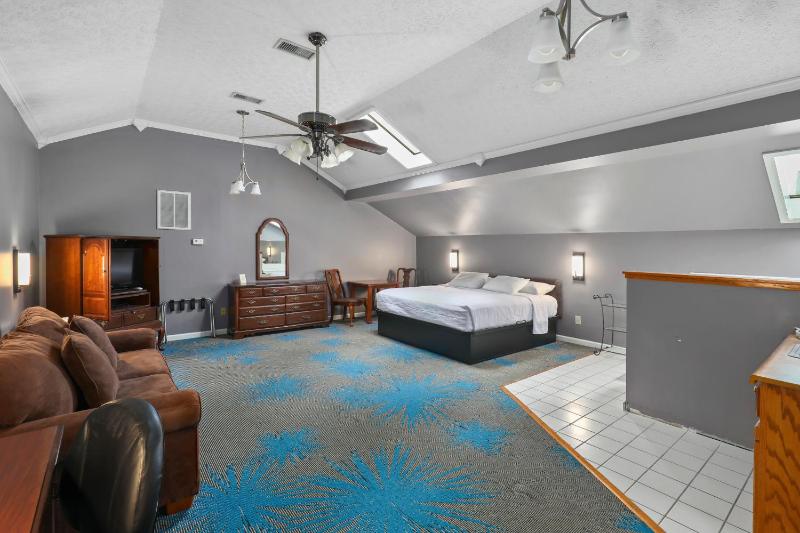 Suite with Spa Bath image 2