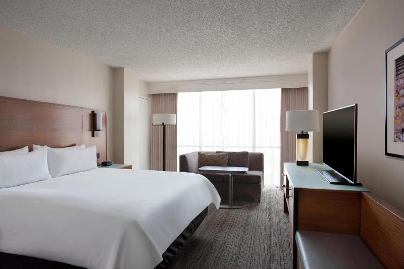 Standard King Room image 3
