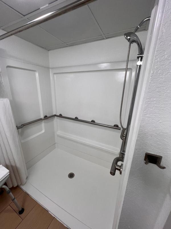 King Room with Roll-in Shower - Disability Access/Non-Smoking image 2