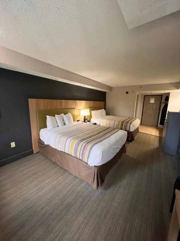 Premium Queen Room with Two Queen Beds and Balcony - Non-Smoking image 4
