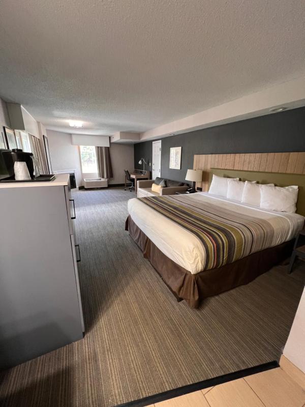 Premium King Room with Balcony - Non-Smoking image 1