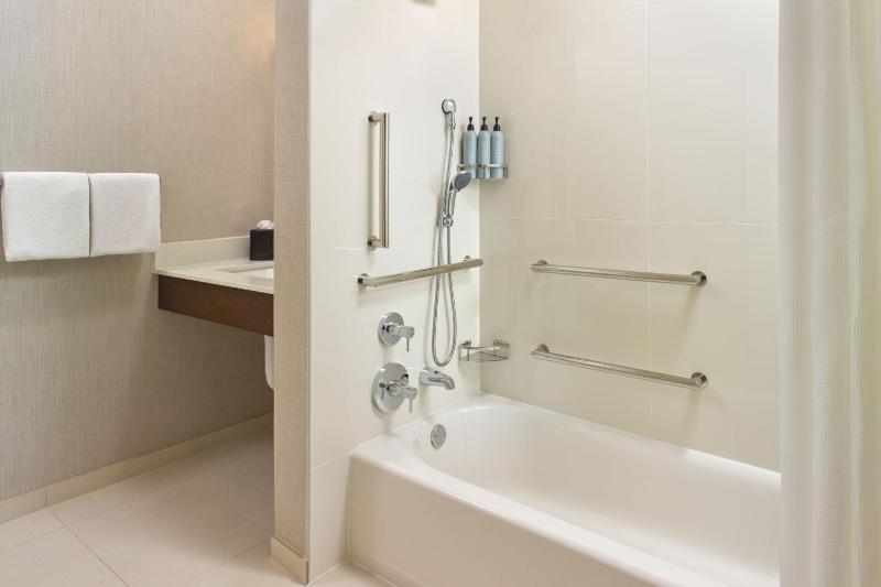 Hospitality Queen Suite with Balcony image 4
