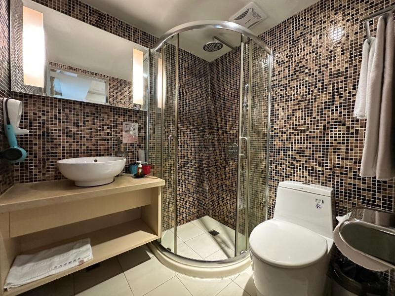 Link World Hotel - image 11