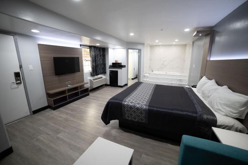 King Suite- Non-Smoking image 2