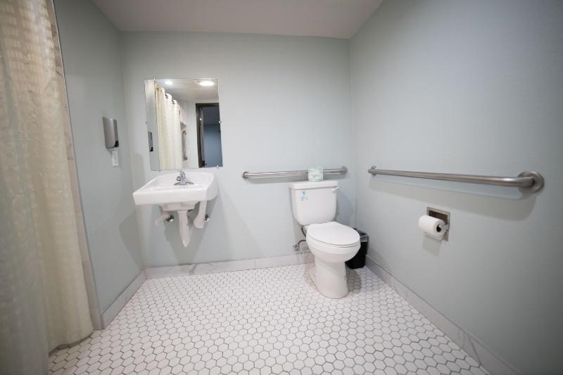 King Room with Bath Tub - Mobility/Hearing Accessible - Non-Smoking image 2