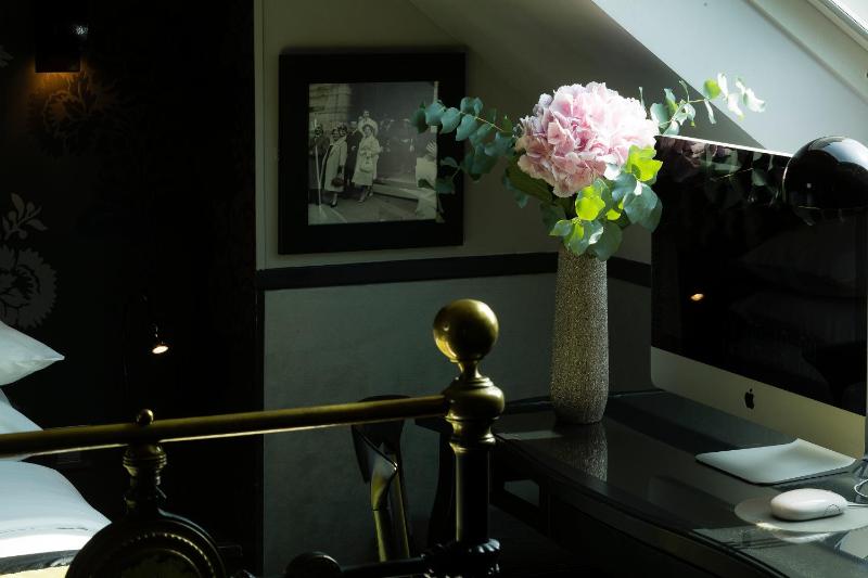 Top Floor Room with Bathtub image 4