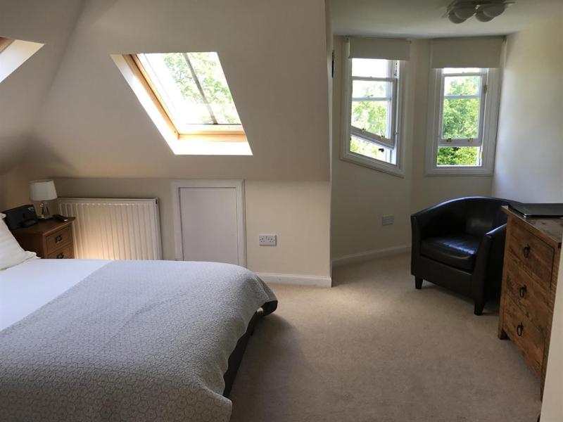 Standard Double Room image 3