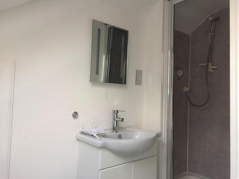 Standard Twin Room with Garden View image 4