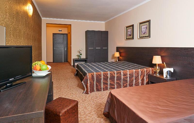 Triple Room with Balcony image 4