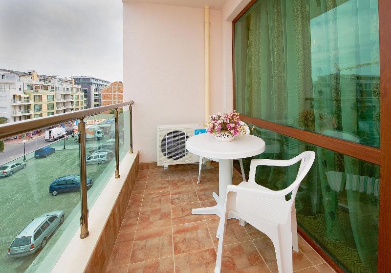 Triple Room with Balcony image 3