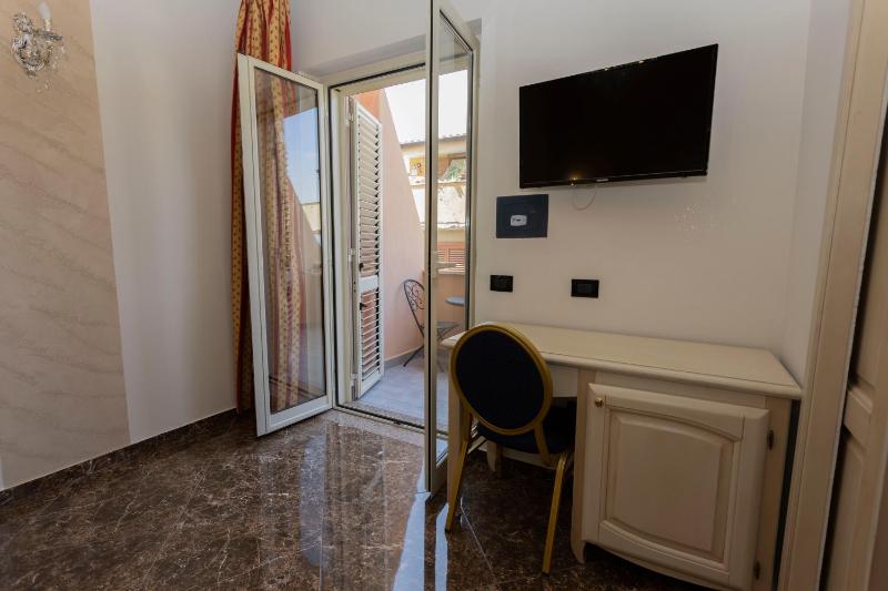 Deluxe Double Room image 4