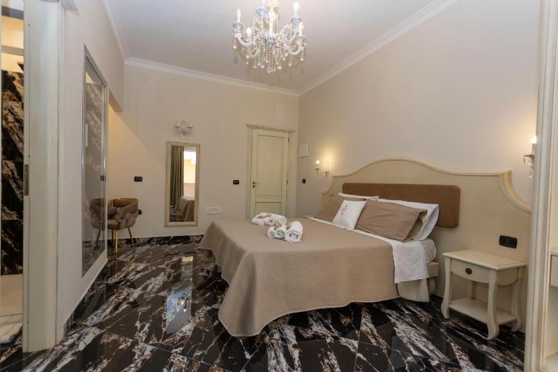 Deluxe Double Room image 3