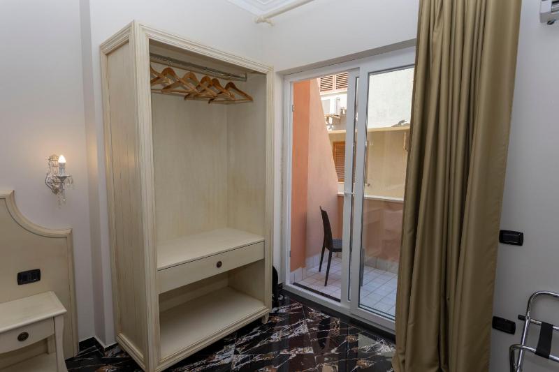 Deluxe Double Room image 2
