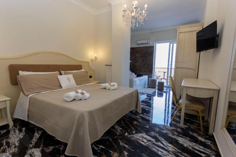 Deluxe Double Room with Sea View image 1