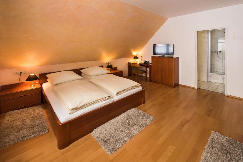 Economy Triple Room image 3