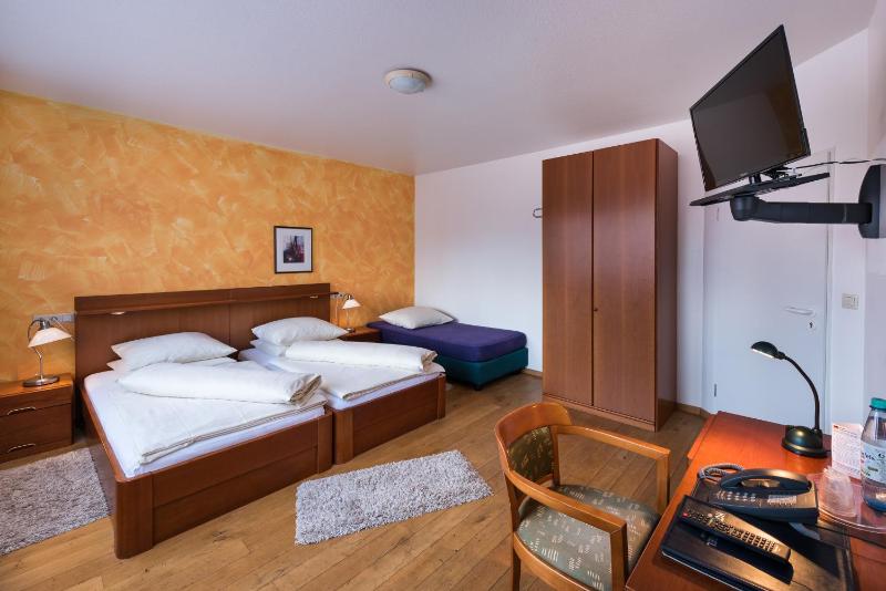 Economy Triple Room image 1