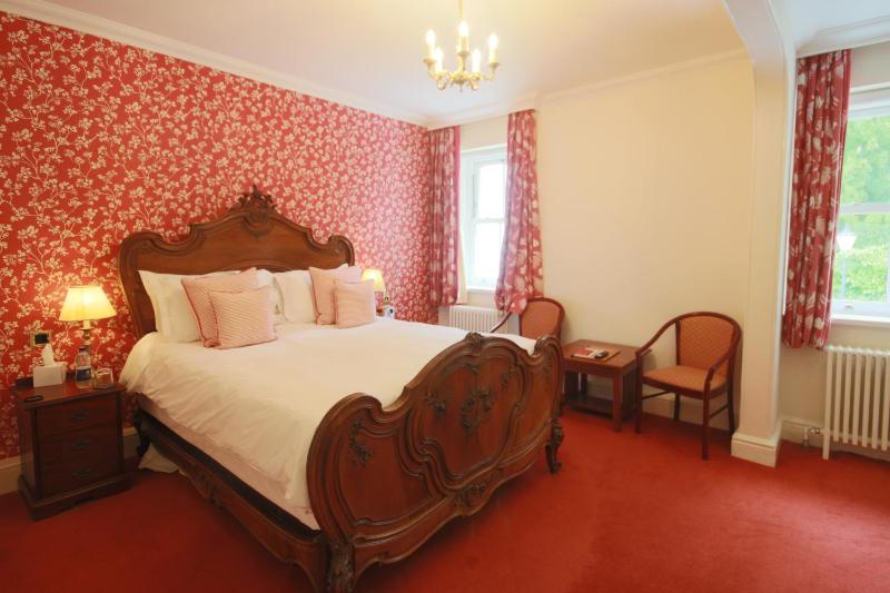 Superior King Room image 3